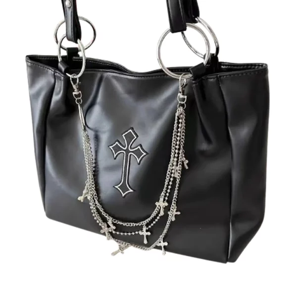 Sac à Main Cuir Noir Croix Gothique Brodée & Chaînes Pendantes Sac à Main Cuir Noir Croix Gothique Brodée & Chaînes Pendantes.