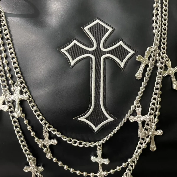 Sac à Main Cuir Noir Croix Gothique Brodée & Chaînes Pendantes avec Croix Latines Sac à Main Cuir Noir Croix Gothique Brodée & Chaînes Pendantes avec Croix Latines.