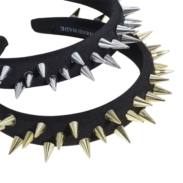 Serre-Tête en Tissu Noir à Clous Couleur Acier et Doré Serre-Tête en Tissu Noir à Clous Couleur Acier et Doré.