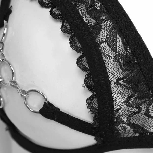 Soutien-Gorge Ouvert Dentelle Noire avec Anneaux Reliés pour Orner les Tétons Soutien-Gorge Ouvert Dentelle Noire avec Anneaux Reliés pour Orner les Tétons.