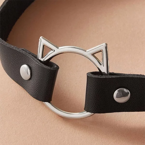 Tête de Chat Métallique sur Jarretière en Cuir Tête de Chat Métallique sur Jarretière en Cuir.