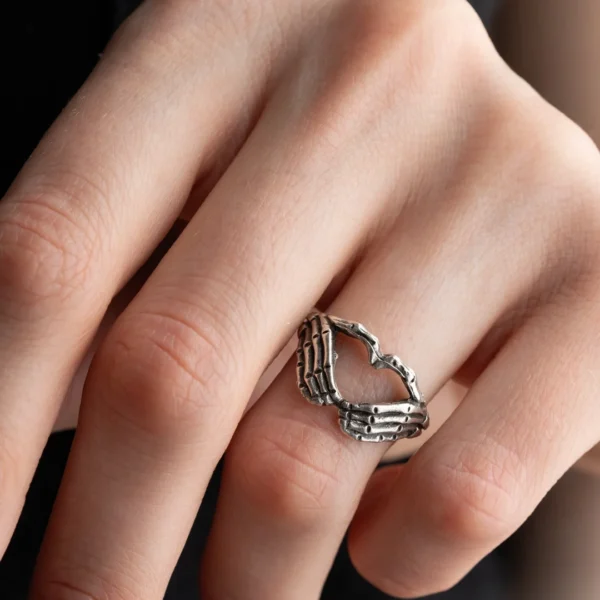 Bague Mains Squelettiques Cœur en Acier Bague Mains Squelettiques Cœur en Acier.