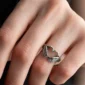 Bague Mains Squelettiques Cœur en Acier.