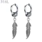 Boucles d’Oreilles Créoles Pendantes Plume en Acier 316L.