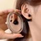 Boucles d'Oreilles Double Face à Perles Noires 8 & 16 mm.