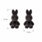 Boucles d’Oreilles Lapin Gothique en Peluche Gris (dimensions).