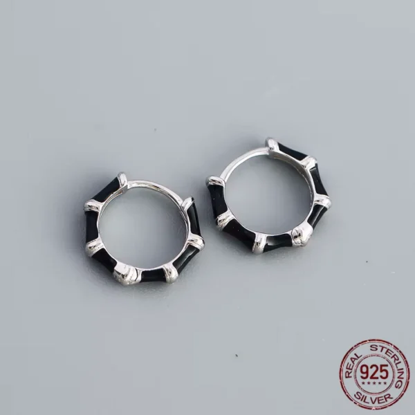 Boucles d'oreilles Créoles Argent 925 à Segments Noirs Rhodiés Boucles d'oreilles Créoles Argent 925 à Segments Noirs Rhodiés.