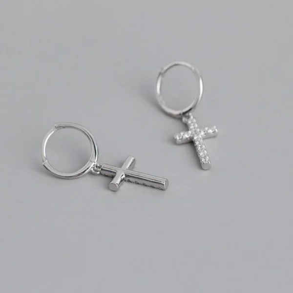 Boucles d'oreilles Créoles Croix Pavée de Zirconiums Femme en Argent 925 Boucles d'oreilles Créoles Croix Pavée de Zirconiums Femme en Argent 925.