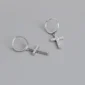 Boucles d'oreilles Créoles Croix Pavée de Zirconiums Femme en Argent 925.