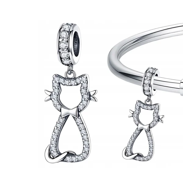 Charm Chat Stylisé en Argent 925 Pavé de Zirconiums Scintillants Charm Chat Stylisé en Argent 925 Pavé de Zirconiums Scintillants.