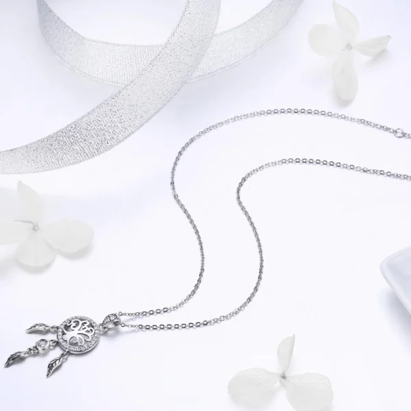 Collier Arbre de Vie & Attrape-Rêves en Argent 925 serti de zircons Collier Arbre de Vie & Attrape-Rêves en Argent 925 serti de zircons.