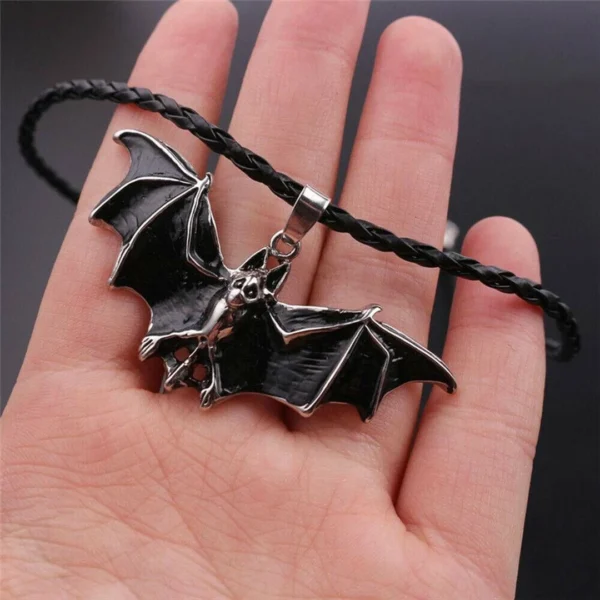 Collier Chauve-Souris Gothique en Émail Noir sur Cordon Tressé Collier Chauve-Souris Gothique en Émail Noir sur Cordon Tressé.