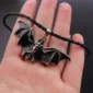Collier Chauve-Souris Gothique en Émail Noir sur Cordon Tressé.