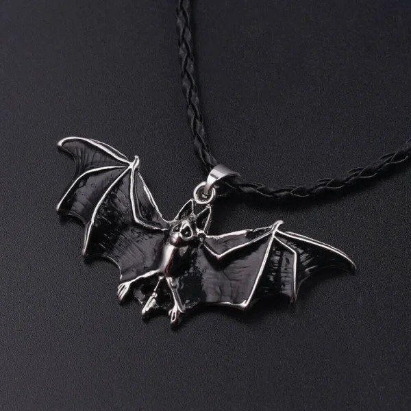 Collier en Cordon Tressé avec Chauve-Souris Gothique Collier en Cordon Tressé avec Chauve-Souris Gothique.