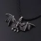Collier en Cordon Tressé avec Chauve-Souris Gothique.