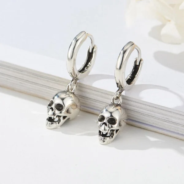 Créoles 10 mm à Pendentif Tête de Mort en Argent 925 Créoles 10 mm à Pendentif Tête de Mort en Argent 925.