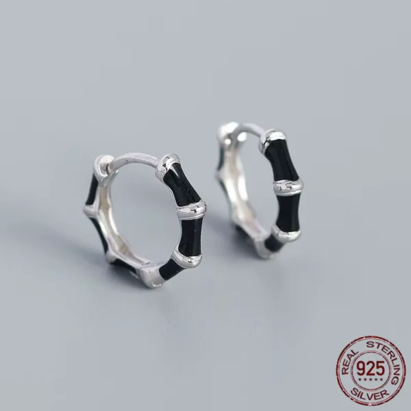 Créoles Argent 925 à Segments Noirs Rhodiés en Alternance Créoles Argent 925 à Segments Noirs Rhodiés en Alternance.