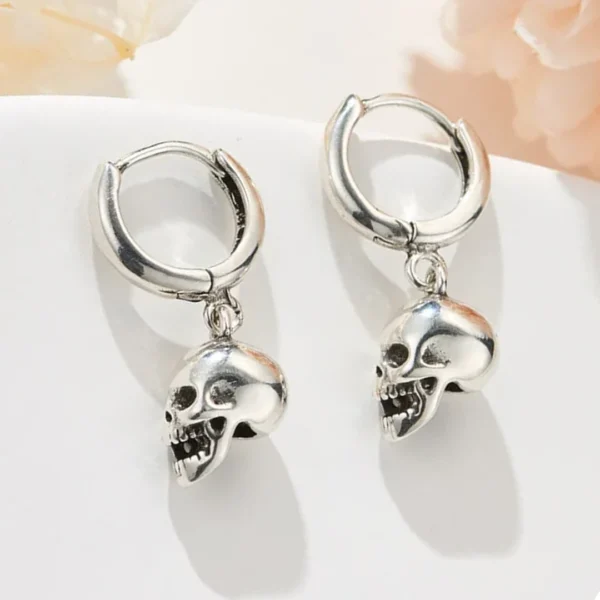 Créoles Gothiques à Tête de Mort Suspendue en Argent 925 Créoles Gothiques à Tête de Mort Suspendue en Argent 925.