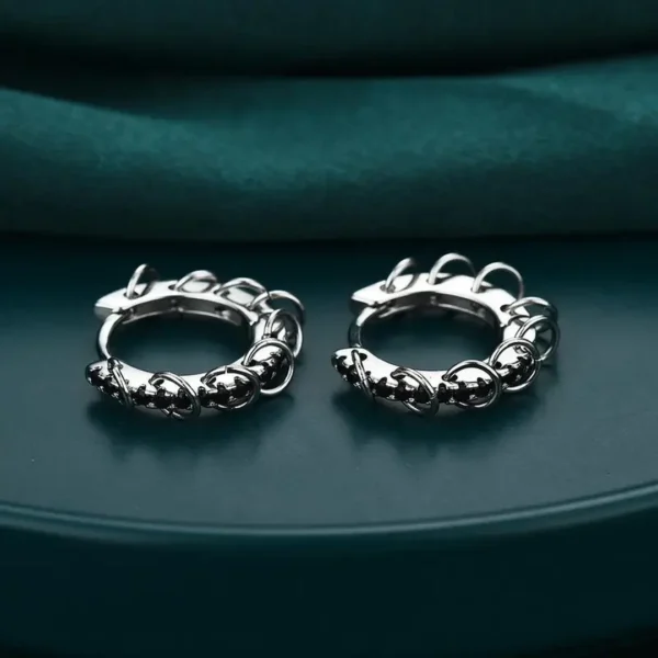 Créoles Huggie 12 mm en Argent 925 à Pavage Zircons Noirs et Anneaux Mobiles Créoles Huggie 12 mm en Argent 925 à Pavage Zircons Noirs et Anneaux Mobiles.