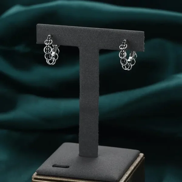 Créoles Huggie Argent 925 à Pavage Zircons Cubiques Noirs et Multiples Anneaux Mobiles Créoles Huggie Argent 925 à Pavage Zircons Cubiques Noirs et Multiples Anneaux Mobiles.