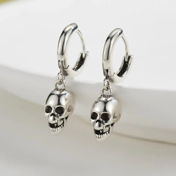 Créoles Pendantes à Tête de Mort Suspendue en Argent 925 Créoles Pendantes à Tête de Mort Suspendue en Argent 925.