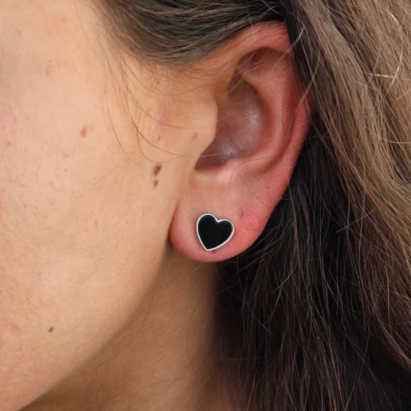 Femme Gothique avec Boucles d’Oreilles Cœur Noir en Argent 925 Femme Gothique avec Boucles d’Oreilles Cœur Noir en Argent 925.