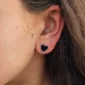 Femme Gothique avec Boucles d’Oreilles Cœur Noir en Argent 925.