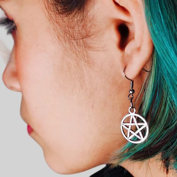 Femme Gothique avec Boucles d'oreilles Pentacle en Acier 316L Vieilli Femme Gothique avec Boucles d'oreilles Pentacle en Acier 316L Vieilli