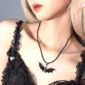 Femme Gothique avec Collier Chauve-Souris en Émail Noir.