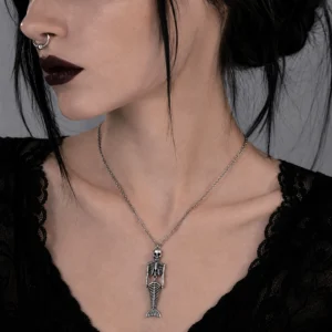 Femme Gothique avec Collier Sirène Squelettique en Acier 316L.