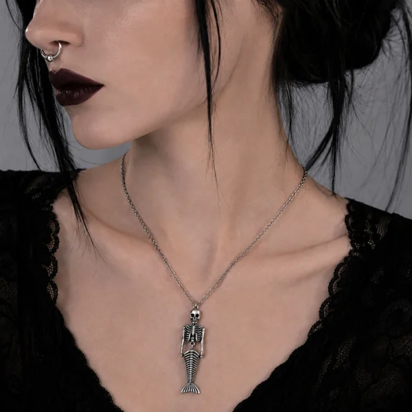Femme Gothique avec Collier Sirène Squelettique en Acier 316L Femme Gothique avec Collier Sirène Squelettique en Acier 316L.