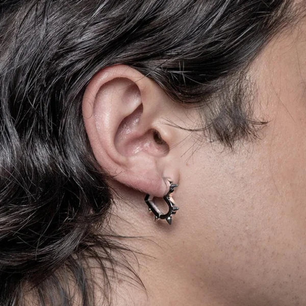 Femme Gothique avec Créoles Cœur Clouté à Pointes Coniques en Acier 316L Poli Femme Gothique avec Créoles Cœur Clouté à Pointes Coniques en Acier 316L Poli.