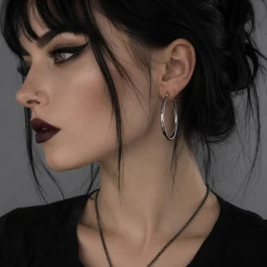 Femme Gothique avec Créoles Goutte en Argent 925.