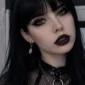 Femme Gothique avec Créoles Lame de Rasoir Acier 316L Argenté