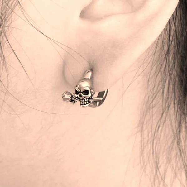 Femme Gothique avec Créoles Tête de Mort & Rose Acier 316L Femme Gothique avec Créoles Tête de Mort & Rose Acier 316L.