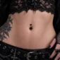 Femme Gothique avec Piercing Nombril Banane Pierres Facettées Noires.