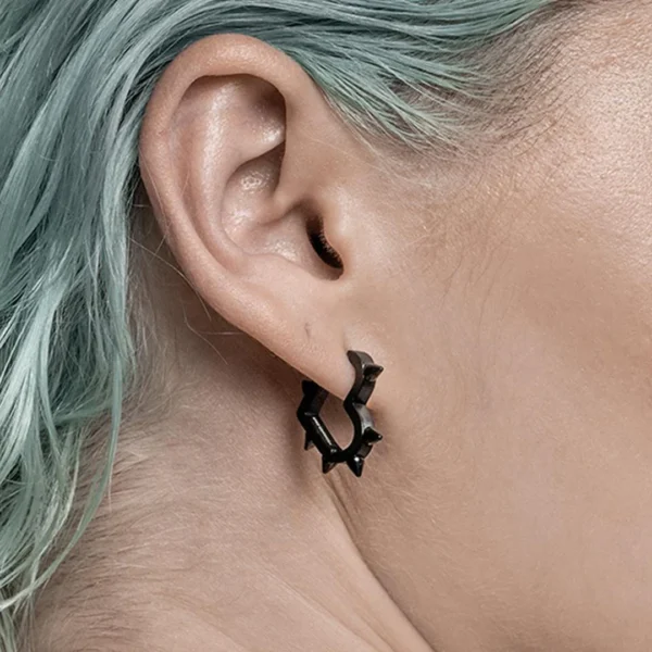 Femme Punk avec Créoles Cœur Clouté à Pointes Coniques en Acier 316L Noir PVD Femme Punk avec Créoles Cœur Clouté à Pointes Coniques en Acier 316L Noir PVD.