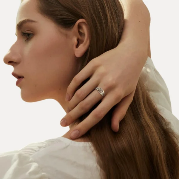 Femme avec Bague Ajourée Pentacle et Nœuds de la Trinité Femme avec Bague Ajourée Pentacle et Nœuds de la Trinité