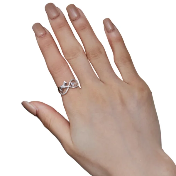 Femme avec Bague Chat Jouant avec Zircon sur Symbole Infini Femme avec Bague Chat Jouant avec Zircon sur Symbole Infini.