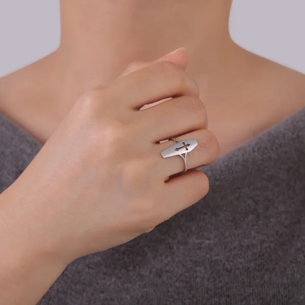 Femme avec Bague Croix Gothique Ajourée en Acier 316L Femme avec Bague Croix Gothique Ajourée en Acier 316L.
