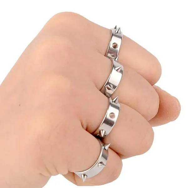 Femme avec Bague Punk à Pointes Acier 316L Femme avec Bague Punk à Pointes Acier 316L