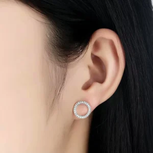 Femme avec Boucles d'Oreilles Anneau Flottant Argent 925 Zirconiums.