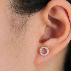 Femme avec Boucles d'Oreilles Cercle Flottant Argent 925 Pavage Zircons.