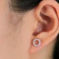 Femme avec Boucles d'Oreilles Cercle Flottant Argent 925 Pavage Zircons.