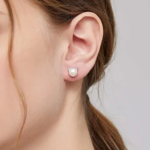Femme avec Boucles d'Oreilles Chat Perle 7 mm Acier 316L.