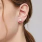 Femme avec Boucles d'Oreilles Chat Perle 7 mm Acier 316L.