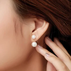 Femme avec Boucles d'Oreilles Double Perle Flottante Argent 925.