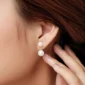 Femme avec Boucles d'Oreilles Double Perle Flottante Argent 925.