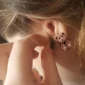Femme avec Boucles d'Oreilles Ours Peluche Marron