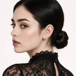 Femme avec Boucles d’Oreilles Perles Blanches Nacrées 6 8 10 mm.